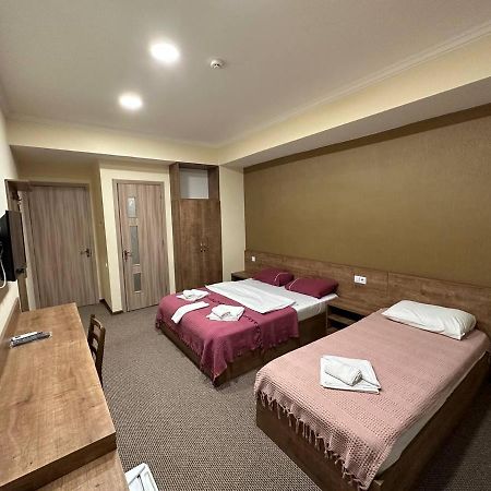 טביליסי 5 Rooms Near 300 Aragveli Metro Station מראה חיצוני תמונה