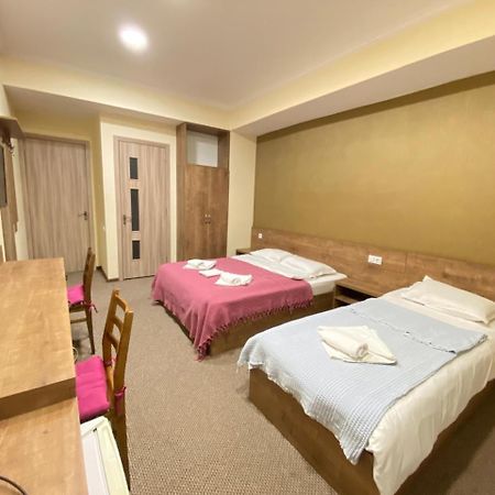 טביליסי 5 Rooms Near 300 Aragveli Metro Station מראה חיצוני תמונה