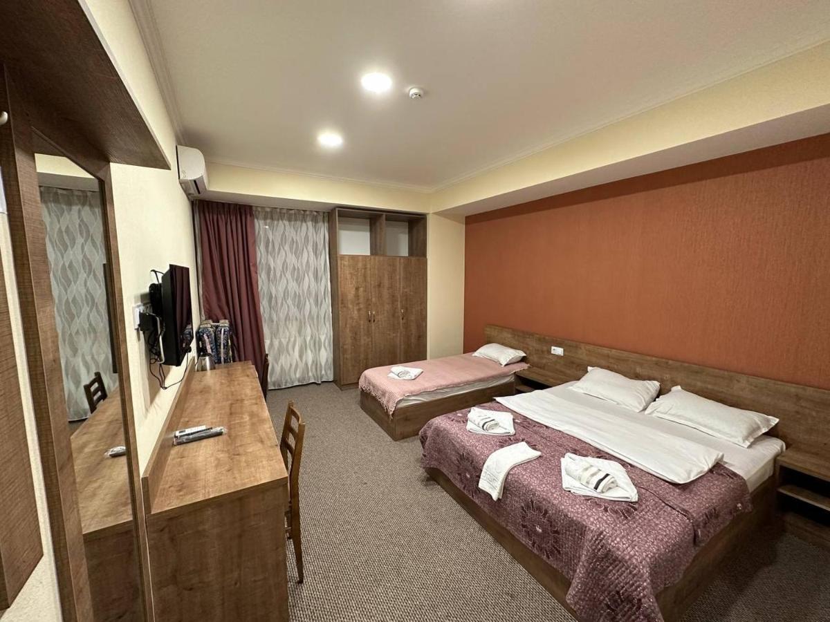 טביליסי 5 Rooms Near 300 Aragveli Metro Station מראה חיצוני תמונה