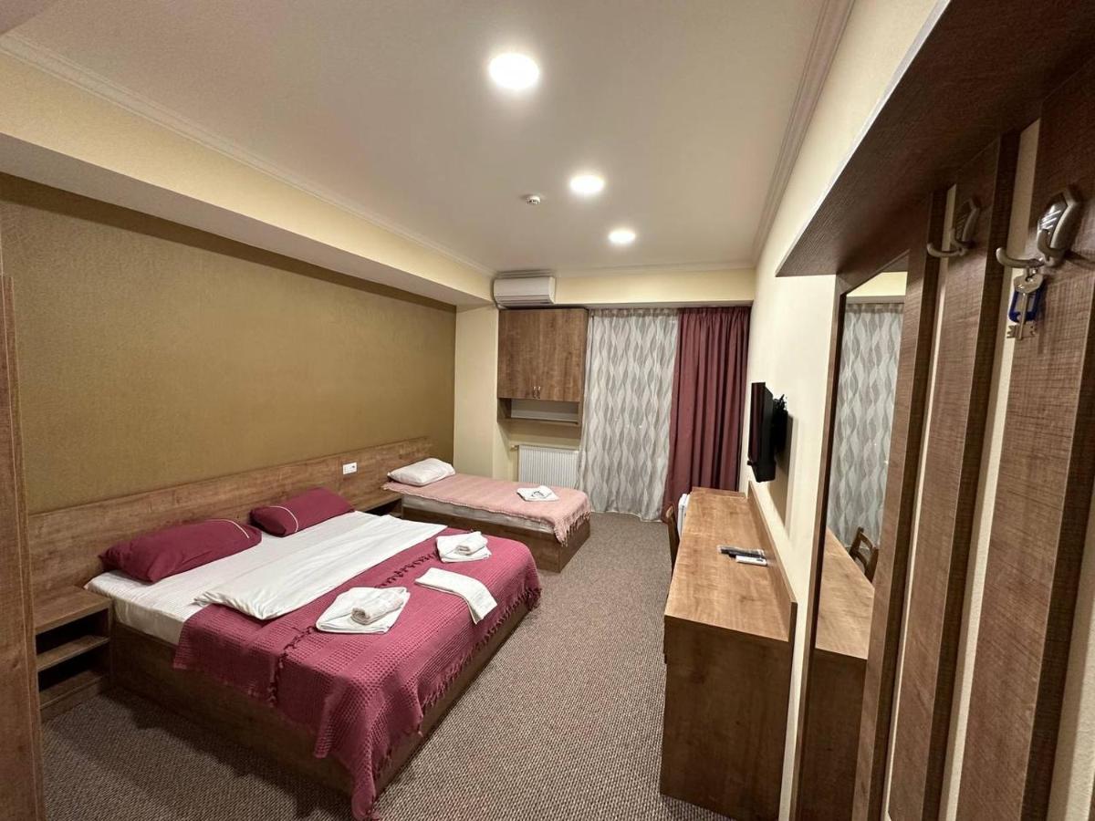 טביליסי 5 Rooms Near 300 Aragveli Metro Station מראה חיצוני תמונה