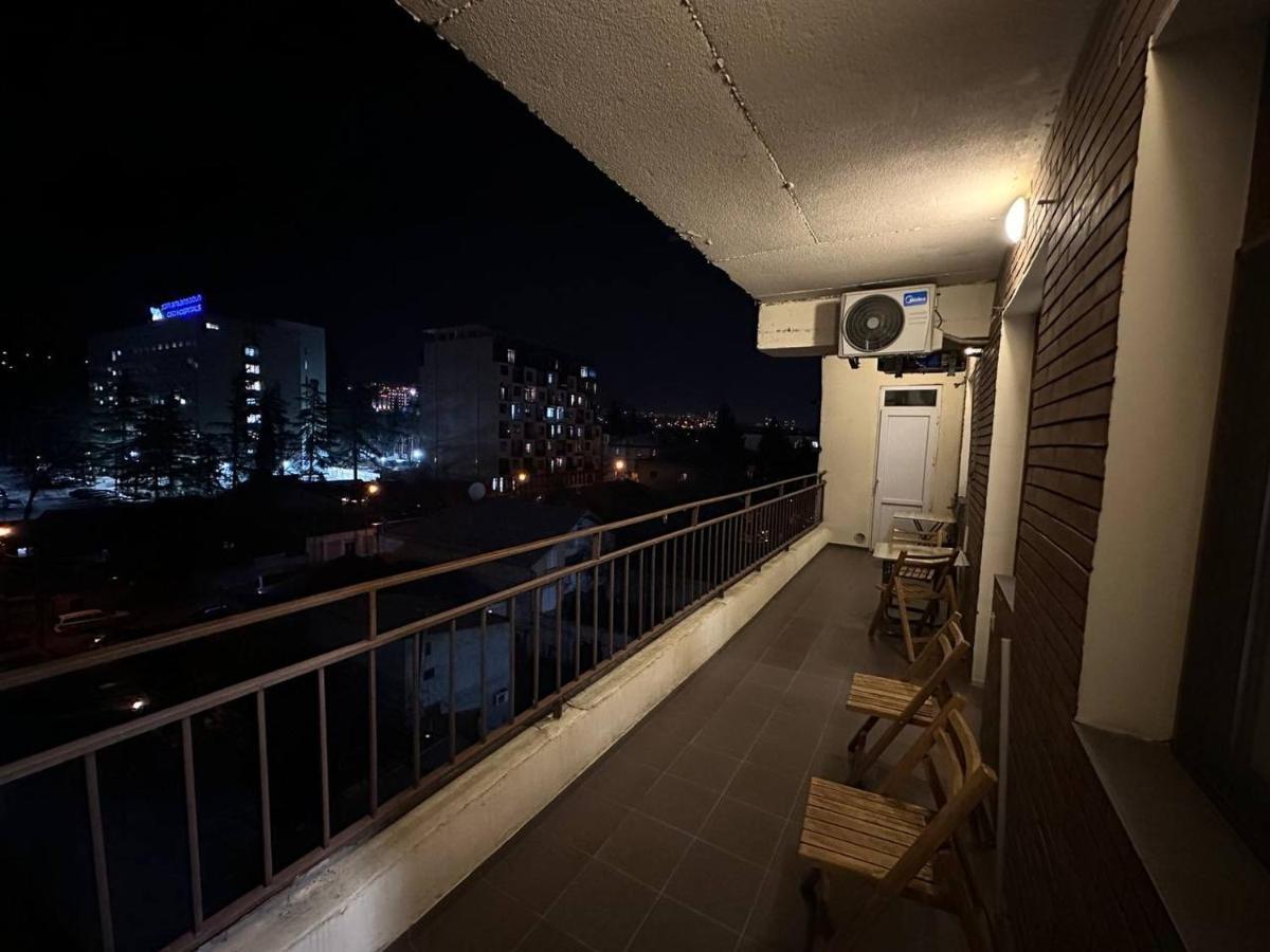 טביליסי 5 Rooms Near 300 Aragveli Metro Station מראה חיצוני תמונה