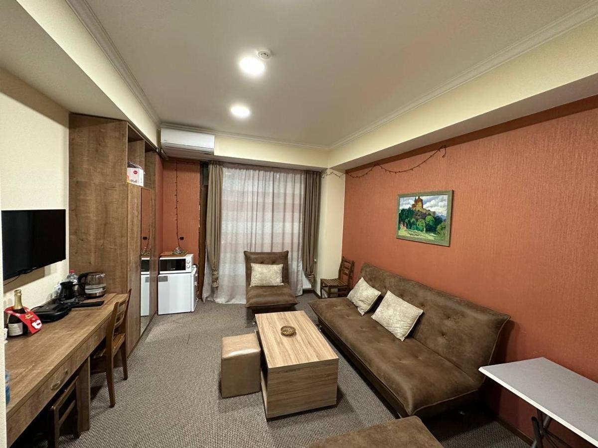 טביליסי 5 Rooms Near 300 Aragveli Metro Station מראה חיצוני תמונה