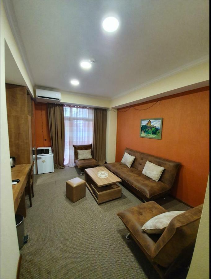 טביליסי 5 Rooms Near 300 Aragveli Metro Station מראה חיצוני תמונה