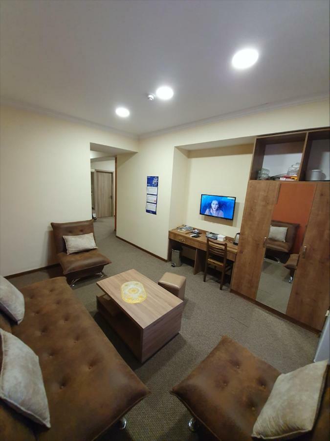 טביליסי 5 Rooms Near 300 Aragveli Metro Station מראה חיצוני תמונה